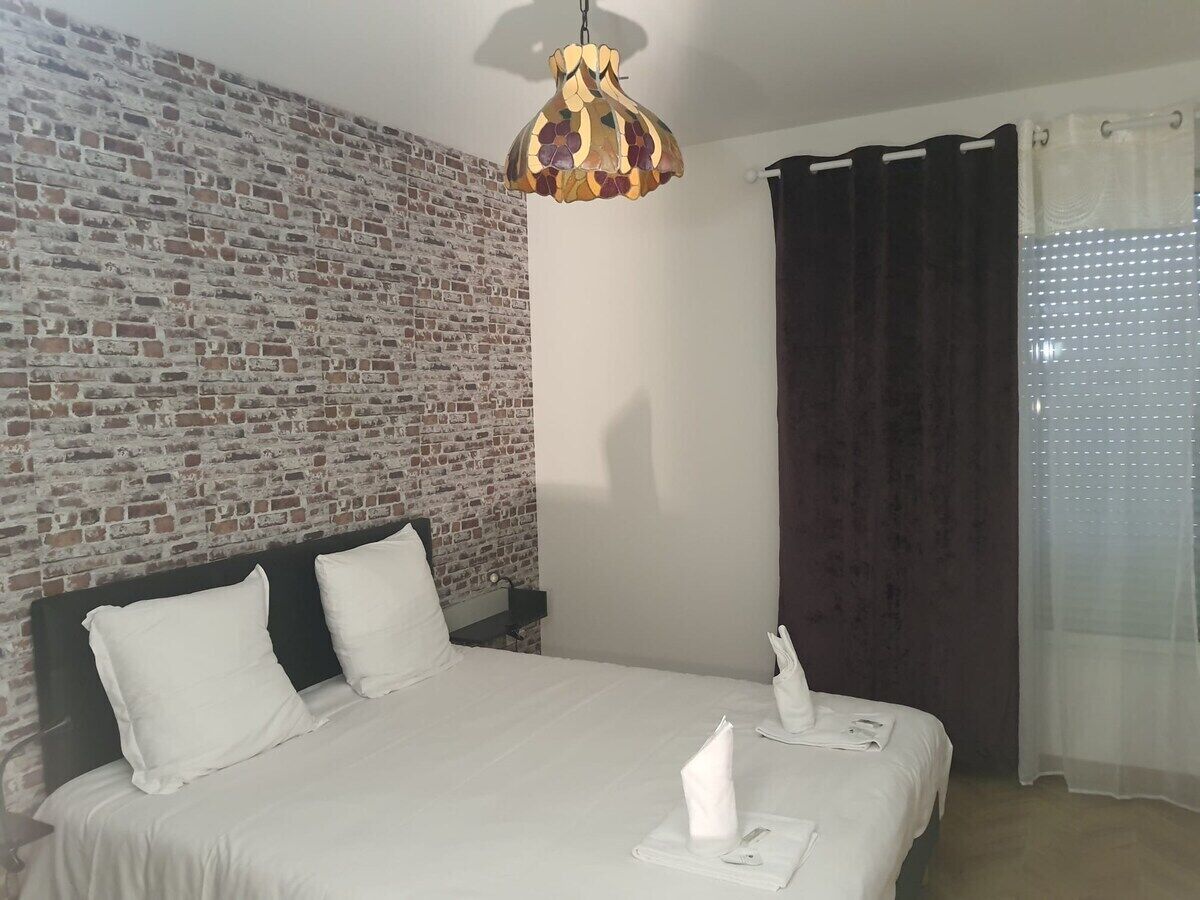 Iron/ironing board, WiFi, bed sheets