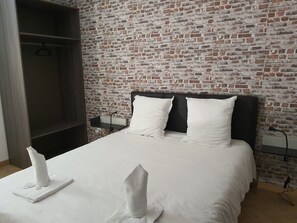 3 bedrooms, iron/ironing board, WiFi, bed sheets - 2 Bedroom unit in front of Le Bourget airport (Le Blanc-Mesnil)