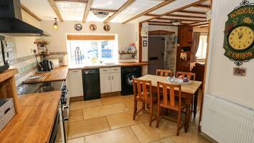 Lave-vaisselle, batterie de cuisine, vaisselle et ustensiles