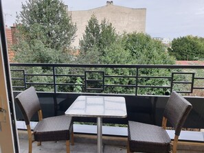 Outdoor dining - 1 Bedroom unit in front of Le Bourget Airport (Le Blanc-Mesnil)