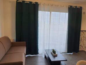 TV, books - 1 Bedroom unit in front of Le Bourget Airport (Le Blanc-Mesnil)