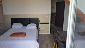A bedroom with a bed, a nightstand, a wooden headboard, and a wardrobe. - Le 60 - ODI RENT - In front of Le Bourget AIRPORT (Le Blanc-Mesnil)