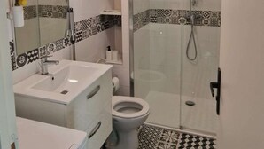 A bathroom with a shower, a toilet, and a sink. - Le 60 - ODI RENT - In front of Le Bourget AIRPORT (Le Blanc-Mesnil)