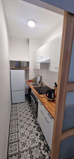 Fridge, microwave, oven, stovetop - Le 60 - ODI RENT - In front of Le Bourget AIRPORT (Le Blanc-Mesnil)
