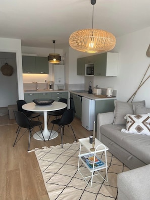 Living area - Between the Sand and the Ocean: Apartment with an Ocean View (Fort-Mahon-Plage)