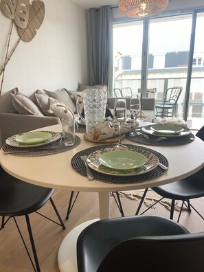 Dining - Between the Sand and the Ocean: Apartment with an Ocean View (Fort-Mahon-Plage)