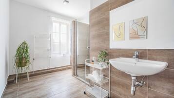 Premier Apartment | Bathroom