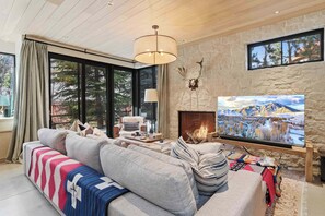 Smart TV, fireplace - The Ketchum Bungalow | Sauna | Fire Pit | Mtn. Views (Ketchum)
