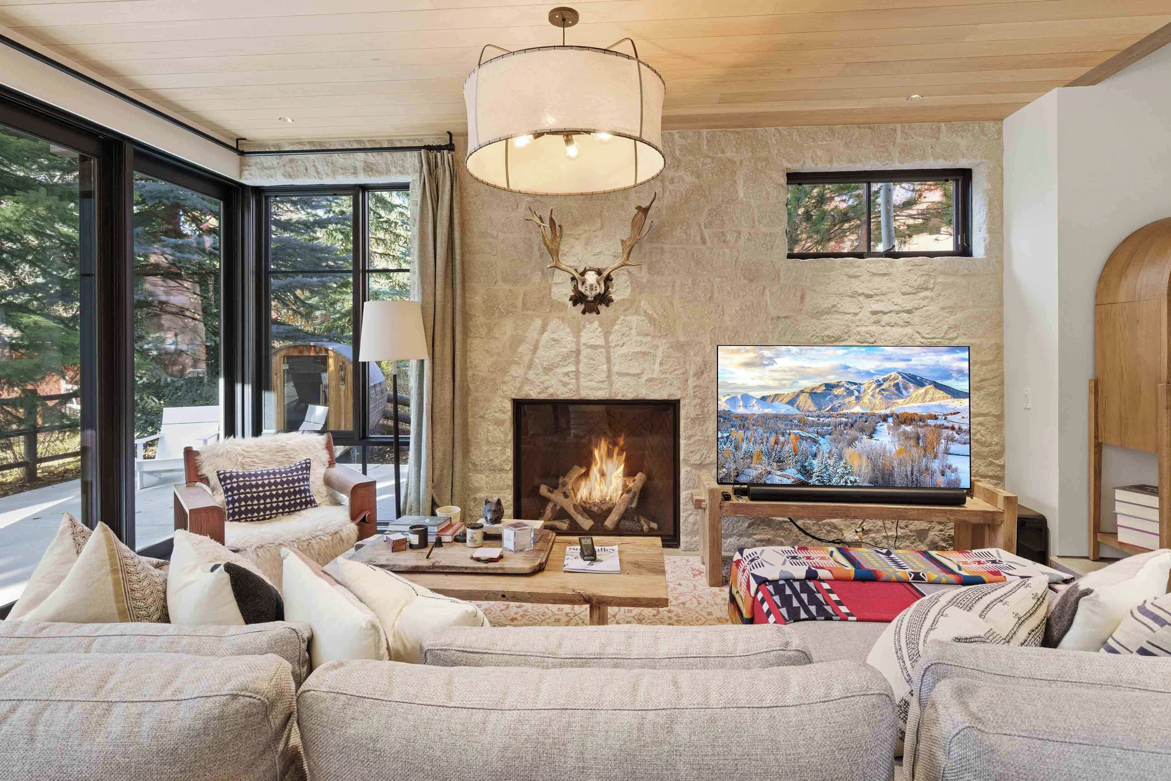 Smart TV, fireplace