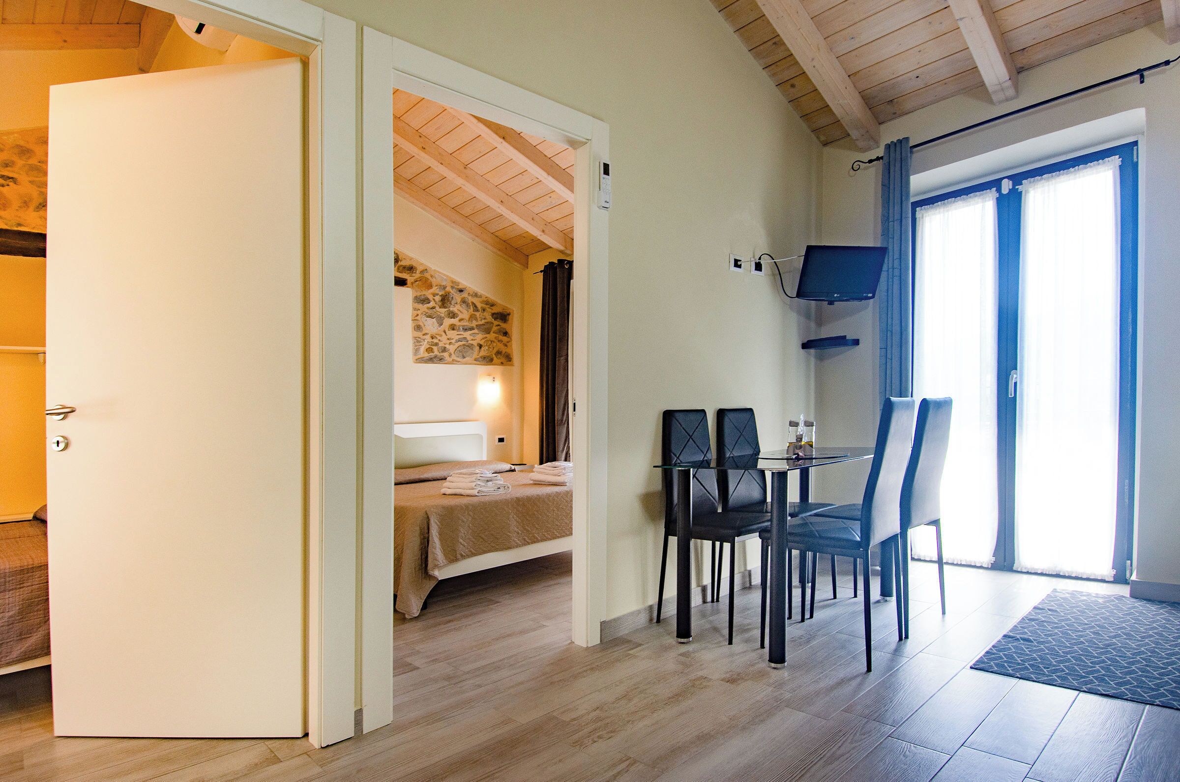 คอมฟอร์ทอพาร์ทเมนท์, 2 ห้องนอน, ระเบียง, วิวภูเขา | ผ้าม่านกันแสง