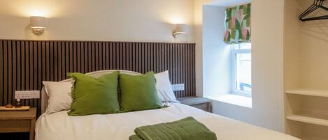 Een strijkplank/strijkijzer, wifi, beddengoed