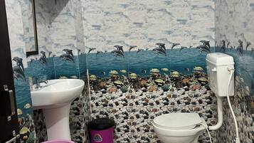 Deluxe Double Room | Bathroom | Free toiletries, towels, soap, shampoo