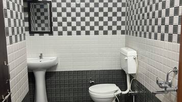 Luxury Double Room, City View | Bathroom | Free toiletries, towels, soap, shampoo