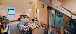 Tabla de planchar con plancha, wifi y ropa de cama 