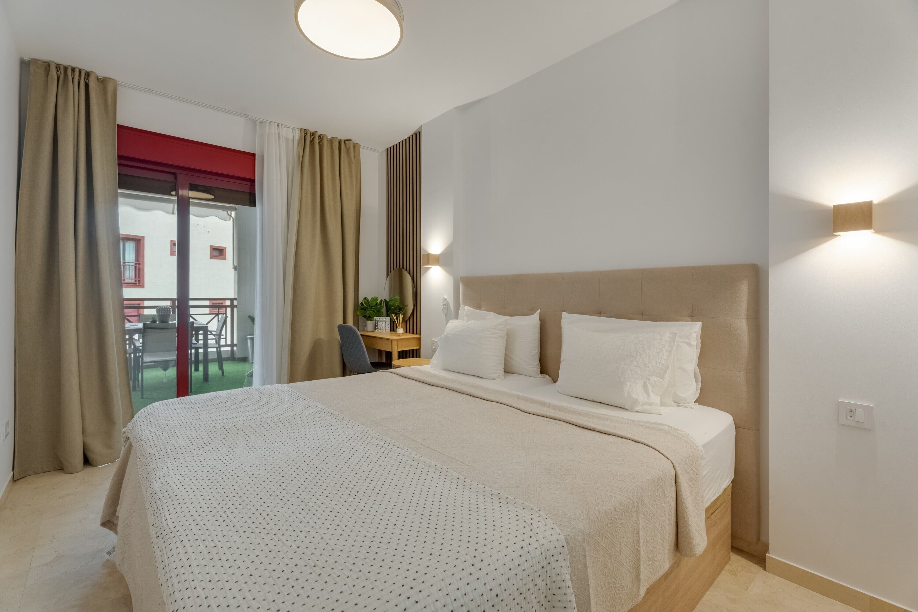 Een strijkplank/strijkijzer, wifi, beddengoed