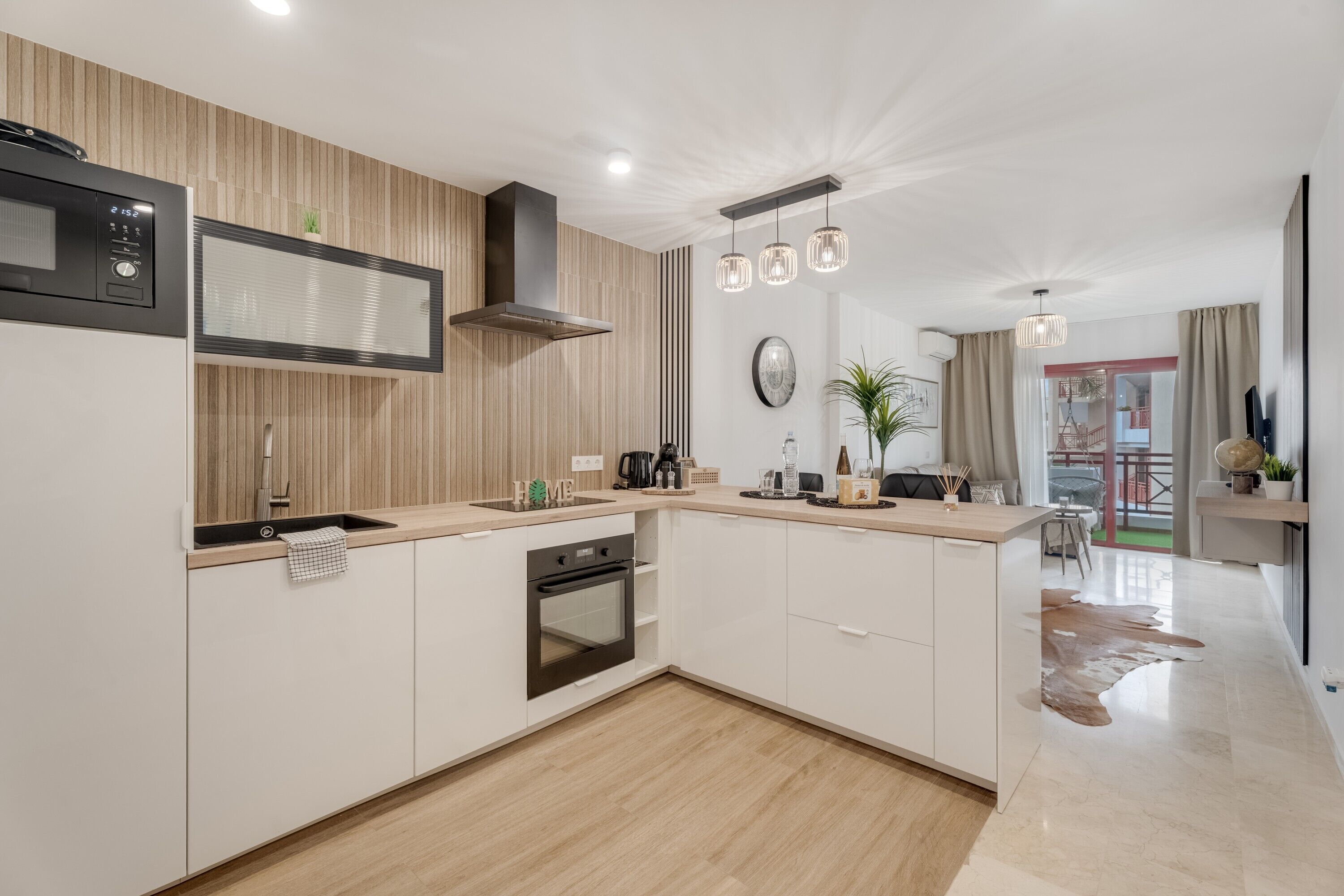 Jääkaappi, mikroaaltouuni, uuni, liesi