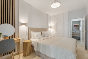 Tabla de planchar con plancha, wifi y ropa de cama 