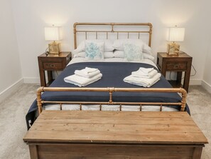 3 bedrooms, individually decorated, individually furnished, free WiFi - The Robins Nest (Wakefield)