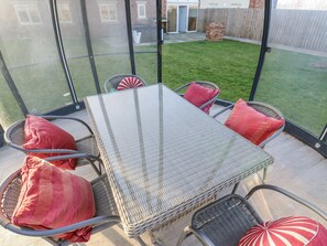 Outdoor dining - The Robins Nest (Wakefield)