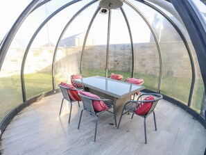 Outdoor dining - The Robins Nest (Wakefield)