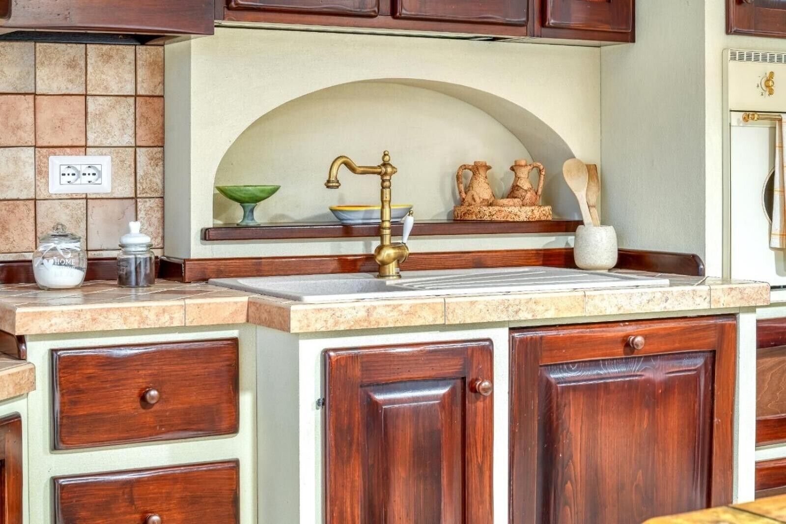 Kjøleskap, ovn, kokeplater og vannkoker