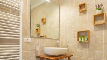 Douche, sĂšche-cheveux, serviettes fournies