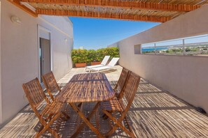 Outdoor dining - Apartment 'Dimore Di Matilde -Attico Vistamare' with Sea View, Private Terrace and Air Conditioning (Gallipoli)