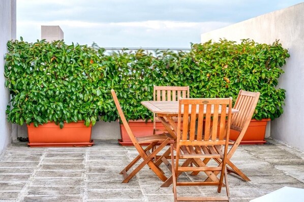 Outdoor dining - Apartment 'Dimore Di Matilde -Attico Vistamare' with Sea View, Private Terrace and Air Conditioning (Gallipoli)
