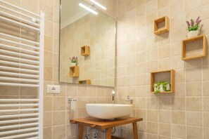 Douche, articles de toilette gratuits, sèche-cheveux