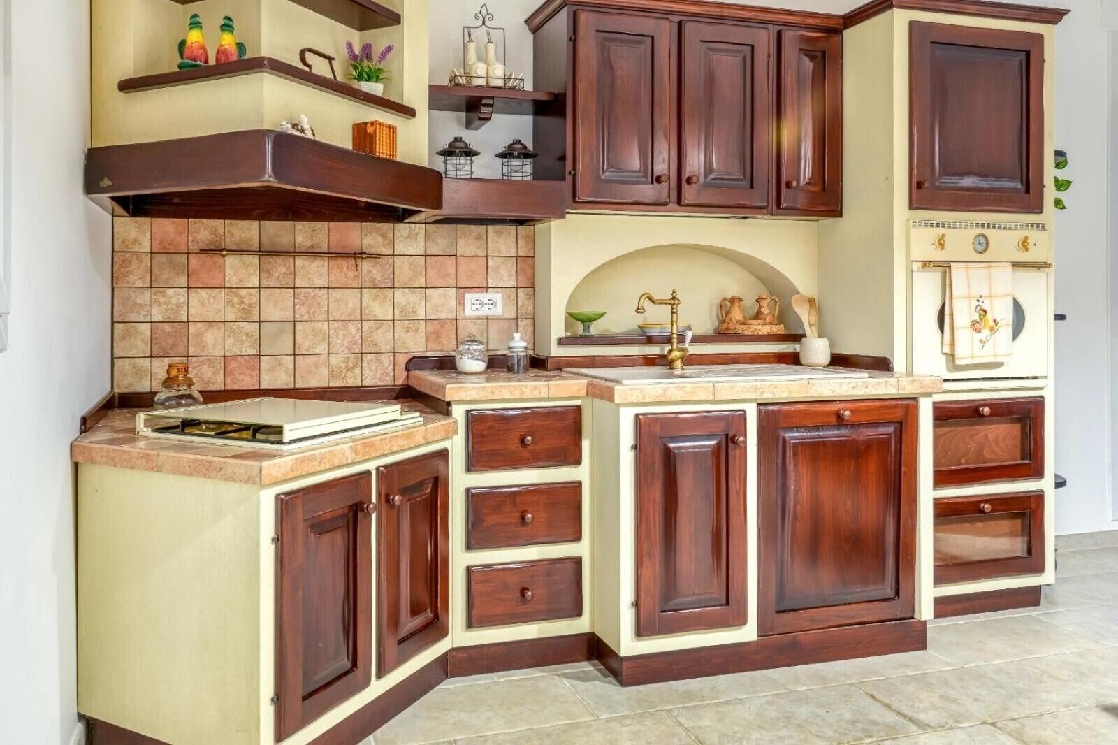 Kühlschrank, Ofen, Herdplatte, Wasserkocher