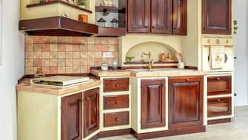 Réfrigérateur, four, plaque de cuisson, bouilloire électrique