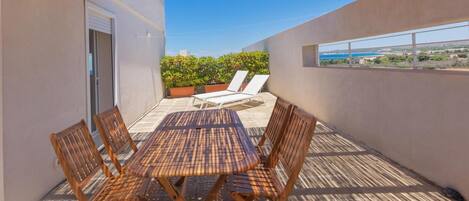 屋外ダイニングエリア