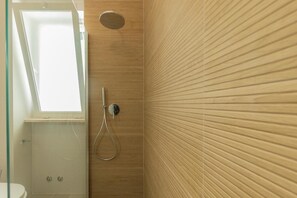 Bruser, gratis toiletartikler, hårtørrer, håndklæder