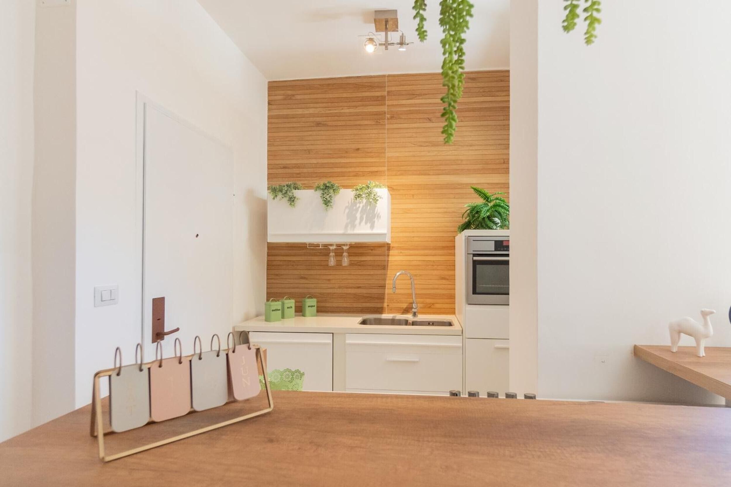 Kühlschrank, Ofen, Herdplatte, Kochgeschirr/Geschirr/Besteck