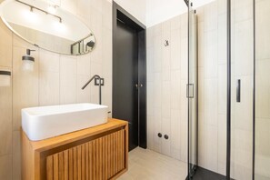 Shower, free toiletries, hair dryer, towels - Apartment 'Dimore Di Matilde - Mare Fuori' with Balcony and Air Conditioning (Gallipoli)