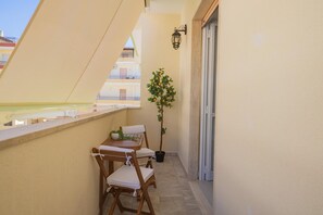 Outdoor dining - Apartment 'Dimore Di Matilde - Mare Fuori' with Balcony and Air Conditioning (Gallipoli)