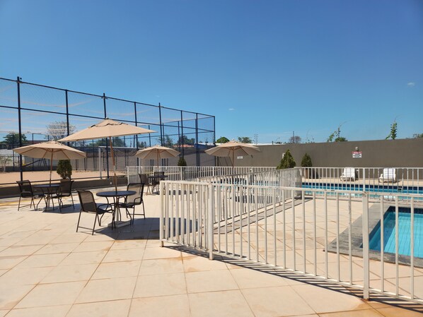 Una piscina al aire libre