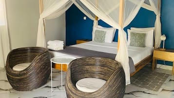 Klassieke tweepersoonskamer | Individueel gedecoreerd, een bureau, een laptopwerkplek