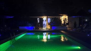 Außenpool, Sonnenschirme, Liegestühle