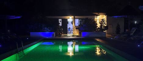 Piscina externa, guarda-sóis, espreguiçadeiras