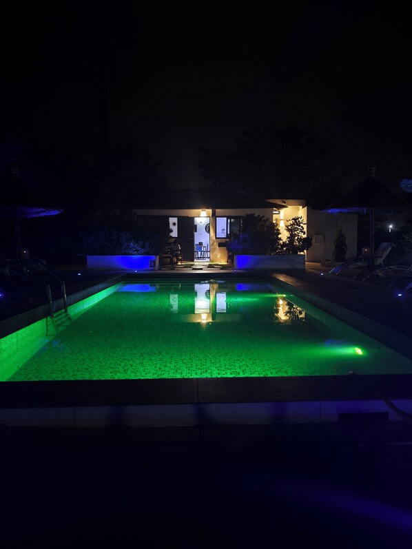 Outdoor pool, pool umbrellas, pool loungers - La Fandenoise Lodge (Thies)