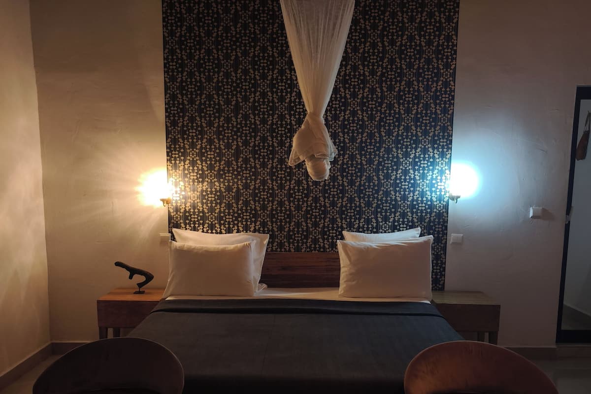 Desk, laptop workspace, free WiFi