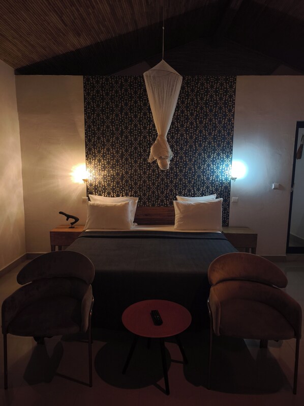 Desk, laptop workspace, free WiFi - La Fandenoise Lodge (Thies)
