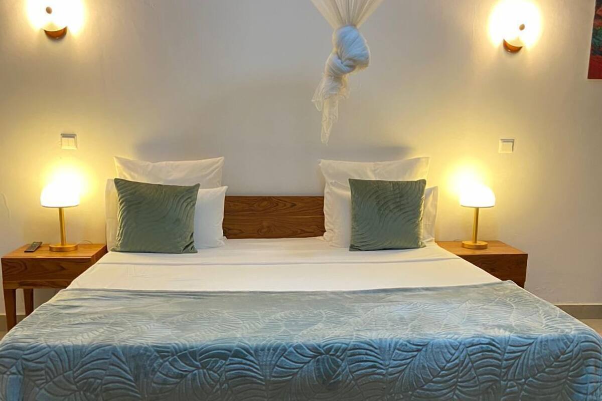 Escritorio, espacio para trabajar con laptop y wifi gratis