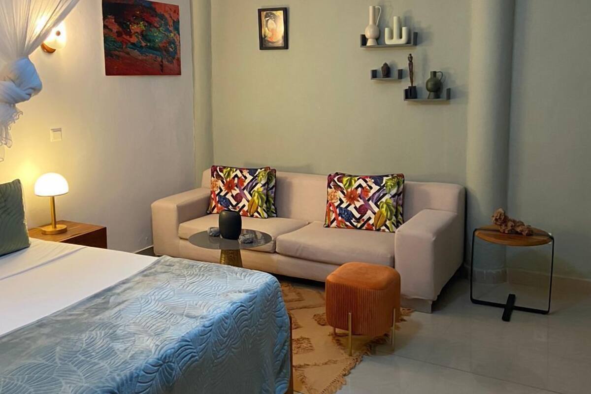 Suite Deluxe, vue Jardin (Queen V) | Desk, laptop workspace, blackout drapes, WiFi (free)