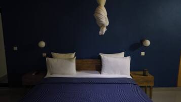 Een bureau, een laptopwerkplek, gratis wifi