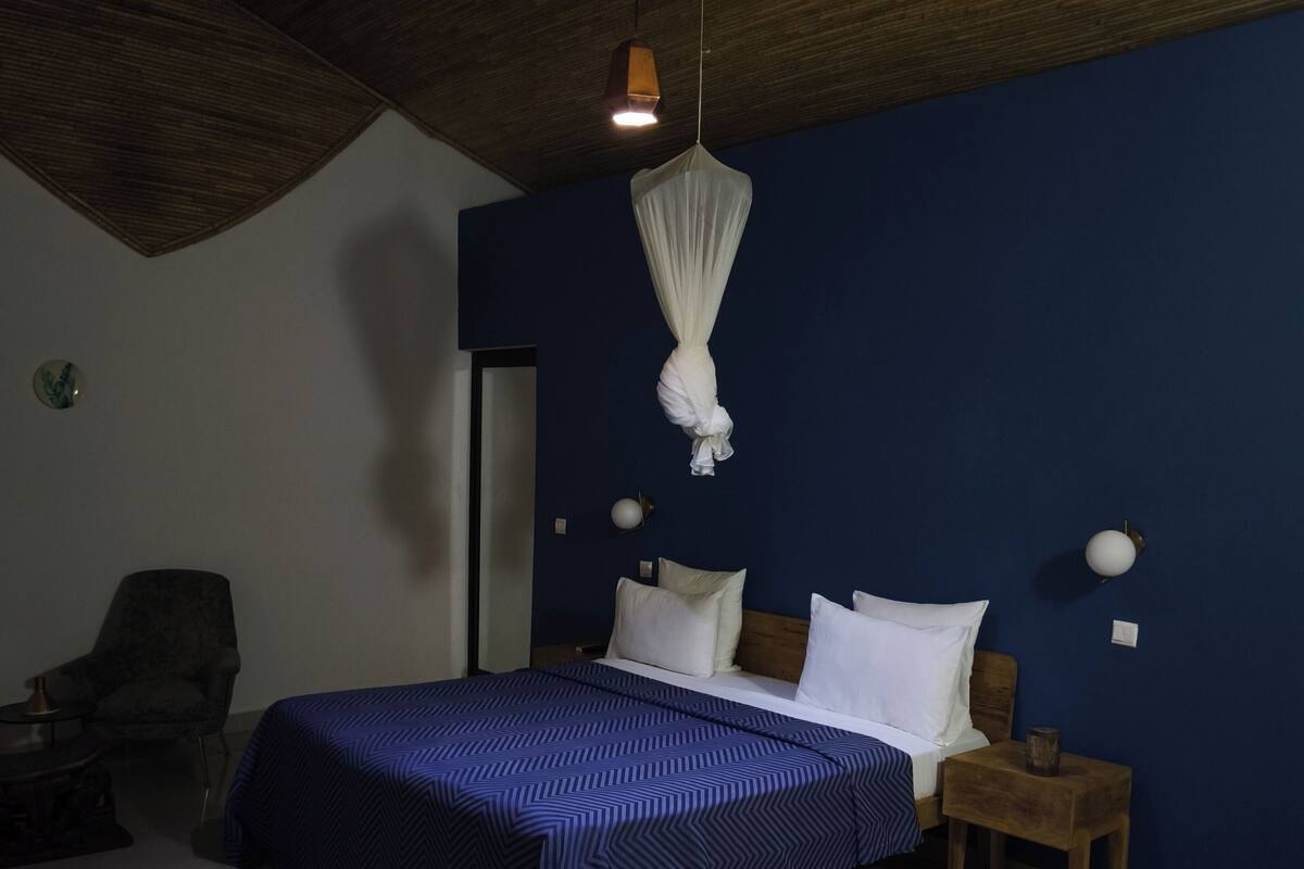 Chambre Double Familiale (Chambre bleue) | Desk, laptop workspace, blackout drapes, WiFi (free)