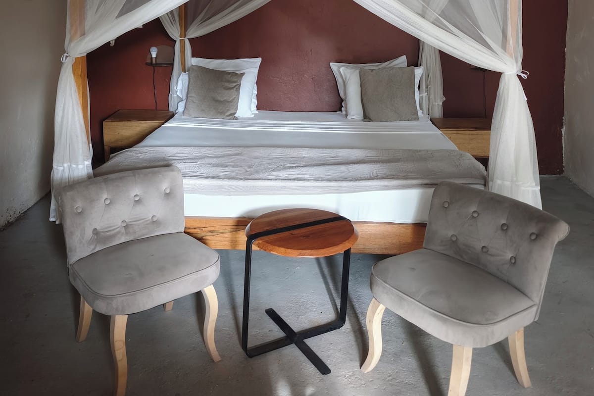 Chambre Tradition (Keur Yeesu) | Desk, laptop workspace, blackout drapes, WiFi (free)