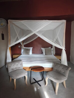 Individually decorated, desk, laptop workspace, blackout curtains - La Fandenoise Lodge (Thies)