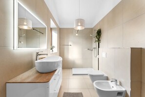 Dusche, Haartrockner, Bidet, Handtücher